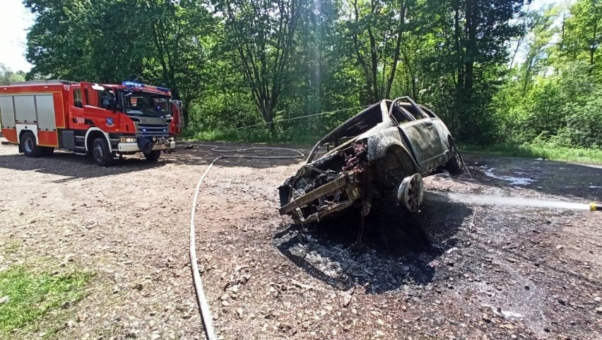 Z spalonego samochodu pozostał tylko wrak