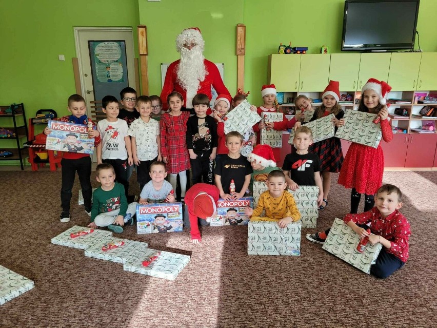Święty Mikołaj odwiedził Przedszkole Samorządowe nr 5 w Kielcach. Były prezenty i wspólna zabawa