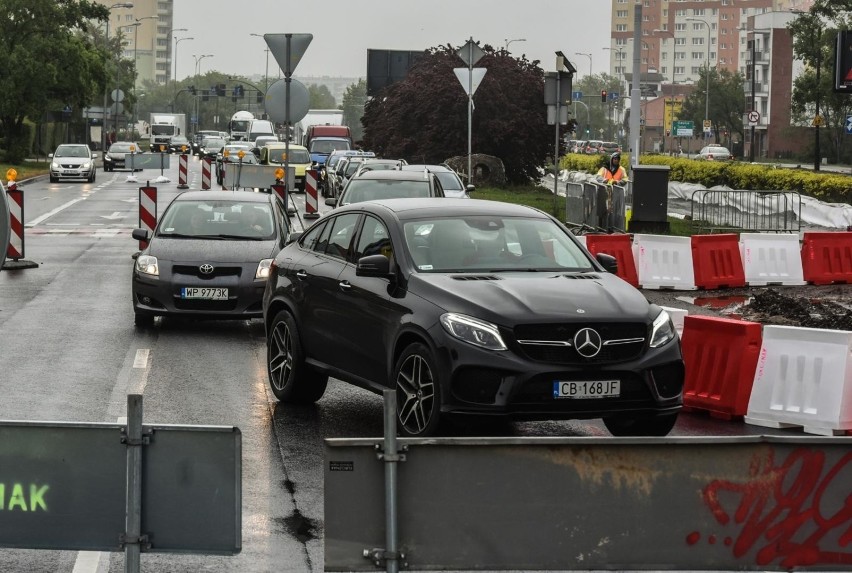 Na odcinku od ul. Ujejskiego aż do Ronda Kujawskiego trwają...