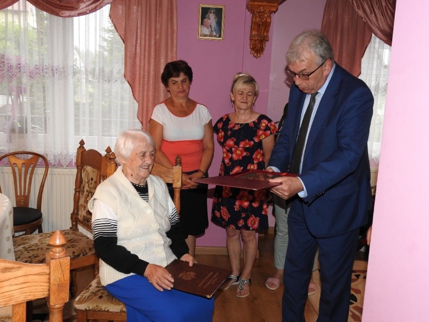 Anna Jakubek z Gowidlina w gminie Sierakowice świętowała 100.  urodziny
