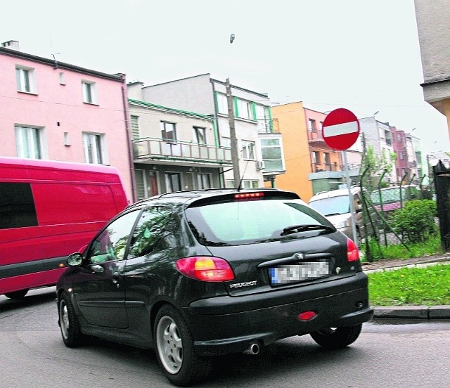 Znak zakazujący wjazdu, jak widać, kierowcy w niczym nie przeszkadza.