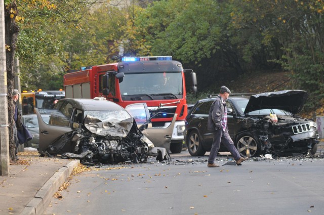 Ciężko ranny został kierowca skody.