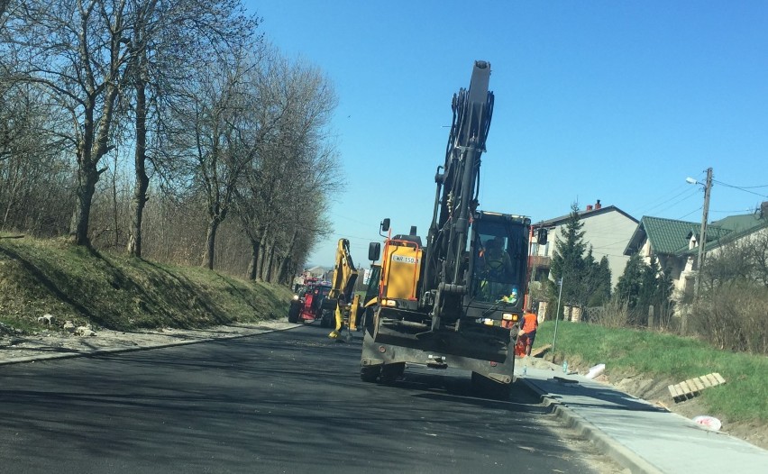 Wypadek na 790, między Ogrodzieńcem i Podzamczem