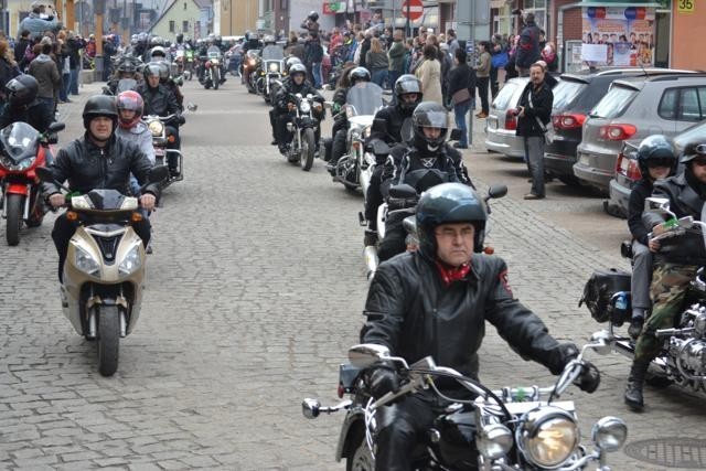 Rozpoczęcie sezonu motocyklowego. Najpierw modlitwa i święcenie, a później parada ulicami Bytowa