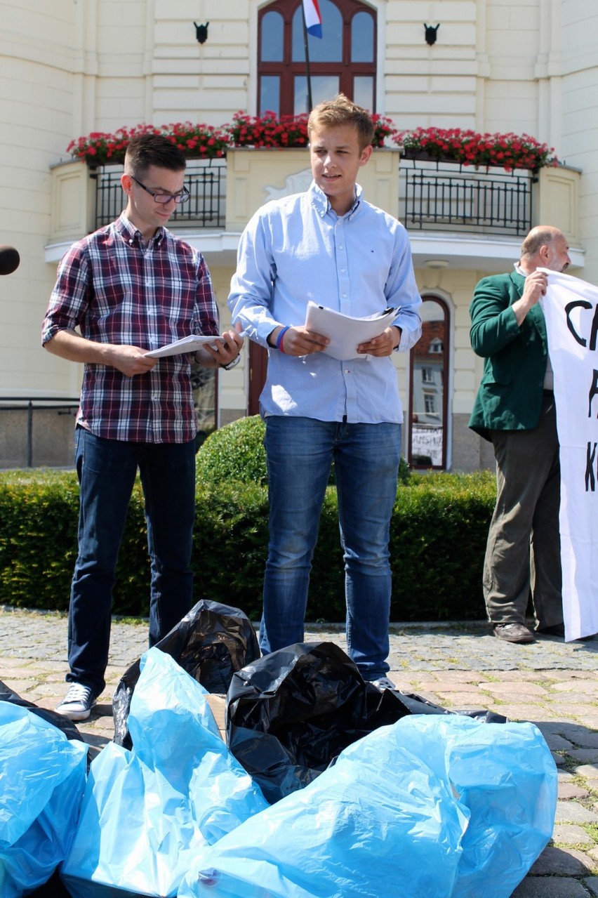 Protest mieszkańców przeciw zalegającym śmieciom