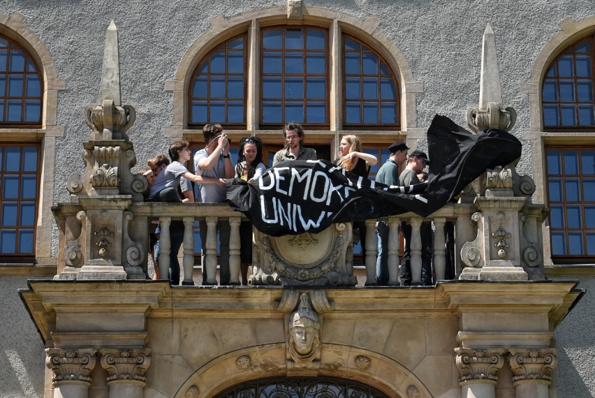 Studenci UAM rozpoczęli okupację rektoratu - protestują przeciwko ustawie Gowina [ZDJĘCIA]
