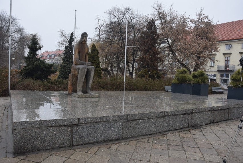 Pomnik Adama Asnyka w Kaliszu ma zostać przekształcony. - To...
