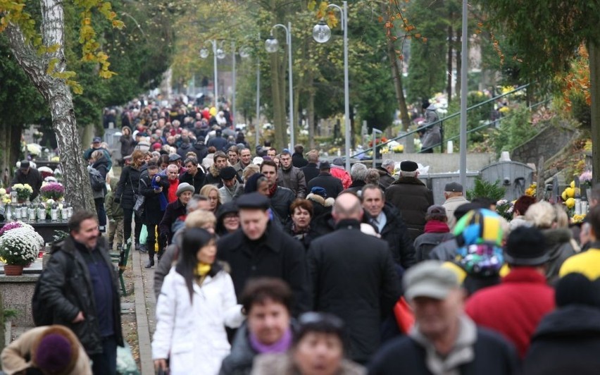 Gdynia: Pieniądze na hospicjum. Artyści, samorządowcy i sportowcy kwestowali na cmentarzach ZDJĘCIA