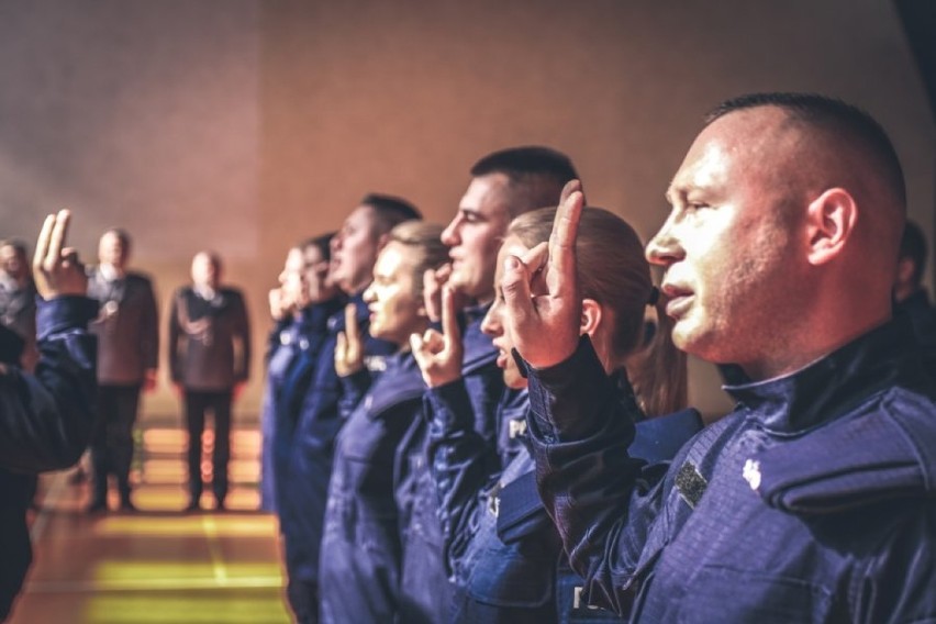 Bełchatów: Nowi policjanci w bełchatowskiej komendzie. Wczoraj złożyli ślubowanie