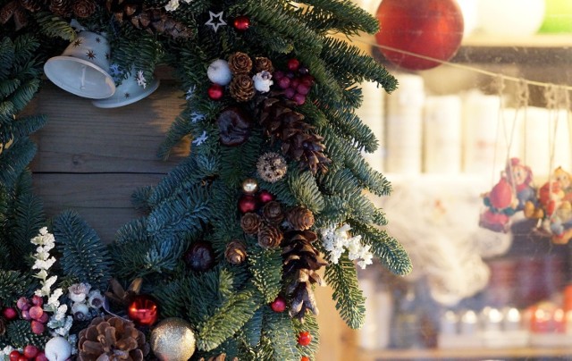 Wieniec bożonarodzeniowy na drzwi to efektowna dekoracja. Chętnie decydujemy się na ozdobienie bożonarodzeniowym wiankiem wejścia do wnętrza mieszkania czy domu, by już od progu wprowadzić niezwykłą, świąteczną atmosferę. 

Wianek na drzwi to ozdoba, którą możemy cieszyć się niezależnie od sezonu i pory roku. Zimą najpiękniej prezentują się wieńce wykonane z naturalnych materiałów- świeżych gałęzi drzew iglastych, szyszek, suszonych owoców i kwiatów. Klasyczne wieńce na drzwi utrzymane są w naturalnej zielono-czerwonej kolorystyce ostrokrzewu. Zimową porą można też postawić na wianki na drzwi ozdobione elementami przywodzącymi na myśl odcienie bieli i błękitu. Świetnym pomysłem będzie również wianek na drzwi upleciony z suszonych kwiatów bawełny. Bombki, śnieżynki, kora cynamonu, gwiazdki i sztuczne owoce to tylko niektóre z dodatków, które znajdziemy na świątecznych wiankach.

Pomysły nie przestają zachwycać i zaskakiwać. Jaki wieniec bożonarodzeniowy wybrać? Podpowiadamy. W naszej galerii znajdziesz najpiękniejsze i najmodniejsze pomysły i inspiracje na świąteczny wieniec bożonarodzeniowy na drzwi >>>>>