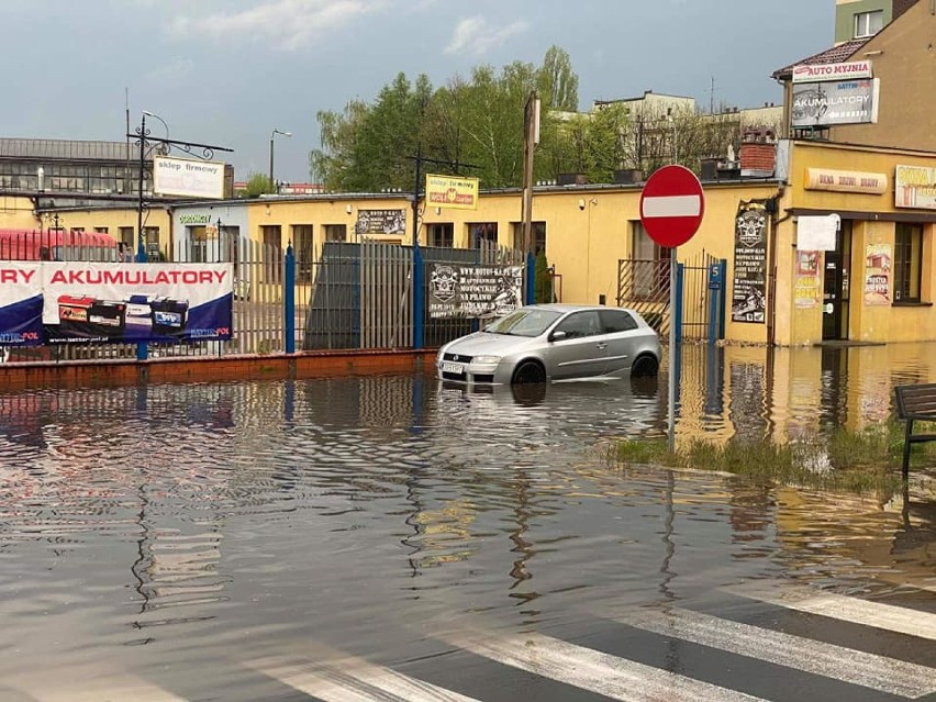 Burze w woj. śląskim. Zalane drogi, piwnice... Ponad 100 interwencji straży! ZDJĘCIA