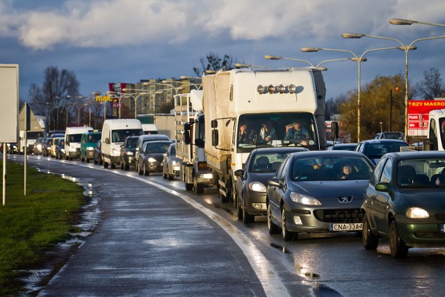 Pięć wypadków ze 150 zdarzeń odnotowano do końca listopada na alejach Jana Pawła II. Siedem osób trafiło po nich do szpitala.


Pogoda na dzień (20.12.2016) | KUJAWSKO-POMORSKIE
Źródło: TVN Meteo Active/x-news

