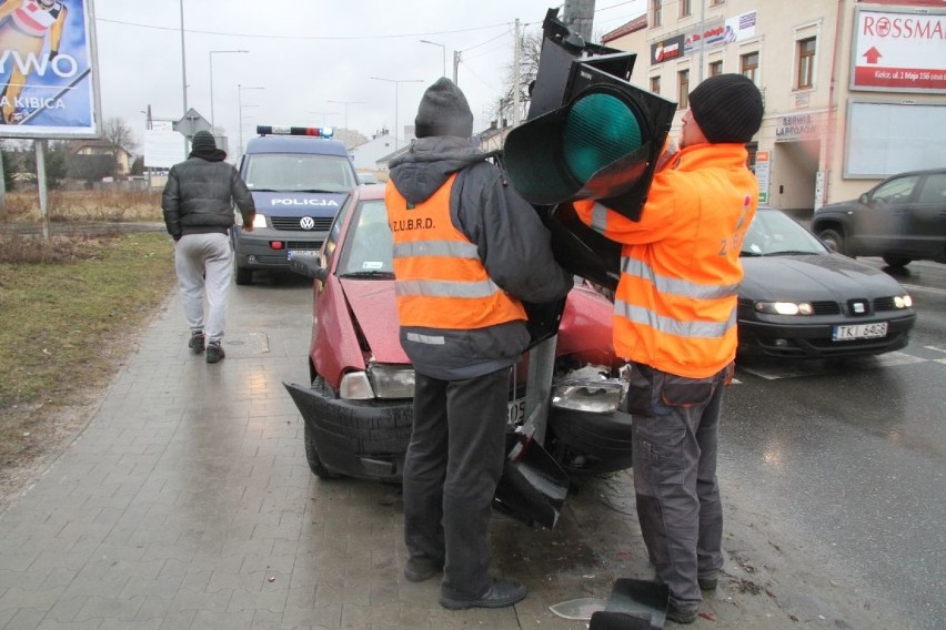 Kolizja na kieleckim skrzyżowaniu. Auto uderzyło w sygnalizator [WIDEO, zdjęcia]