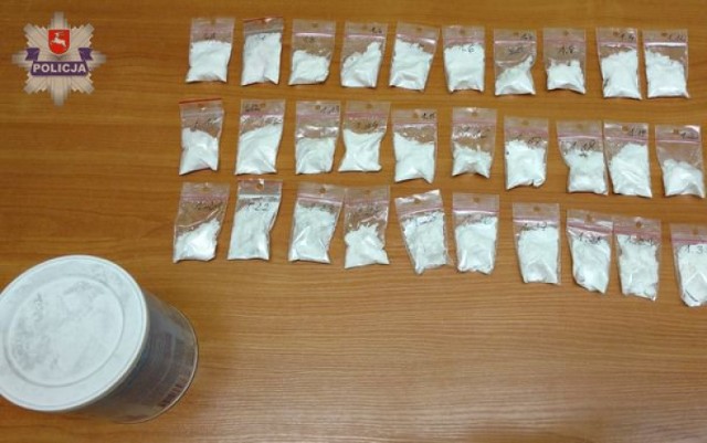 Narkotyki znajdowały się w 30 foliowych woreczkach schowanych w puszcze po mleku