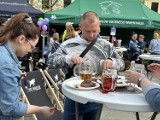 Wielkie grillowanie w Wodzisławiu na rynku. Świętowali miłośnicy pysznego jedzenia - Tłumy przyszły zjeść steka. Zobacz ZDJĘCIA i WIDEO