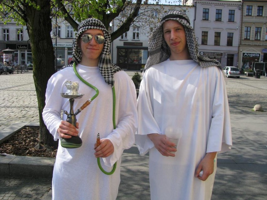 Maturzyści - przebierańcy w Ostrowie [FOTO]