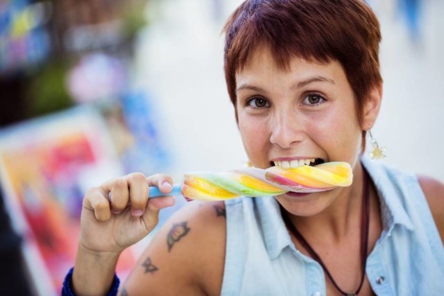 Nie ma nic przyjemniejszego niż zimne, wyjęte z zamrażalnika lody, które można zjeść i na chwilę sprawić, że poczujemy się lepiej. Na pewno na jakiś czas będzie nam chłodniej.