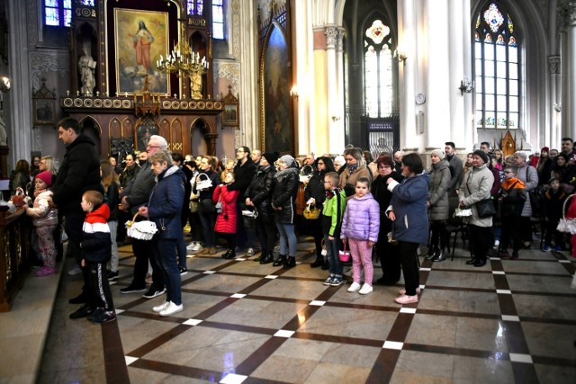 Święcenie pokarmów w radomskiej katedrze.