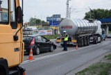 Wypadek w Tarnowie. Cysterna zderzyła się z samochodem i autobusem z dziećmi [ZDJĘCIA]