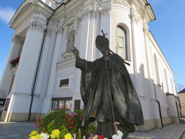 Od środy z papieskiego pastorału zaczęła wypływać woda, Urząd Miejski po ponad dekadzie naprawił zamontowaną w nim fontannę, ale pielgrzymi wierzą, że to cud