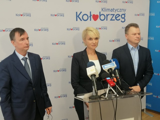 od lewej: Jacek Ekk - Cierniakowski, dyrektor sanepidu, Anna Mieczkowska, prezydent Kołobrzegu i Artur Wasiewski, szef wydziału zarządzania kryzysowego Urzędu Miasta.