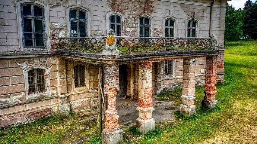 Jeden z najpiękniejszych pałaców w Polsce popada w ruinę. Zobacz, jak wygląda Pałac w Bożkowie