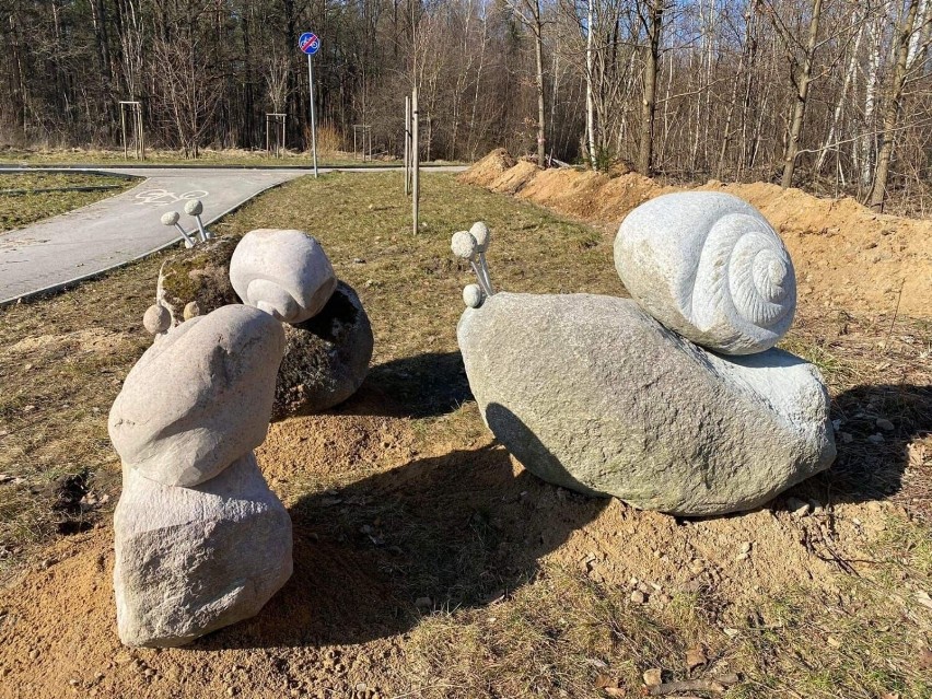 Kamienne ślimaki w pobliżu ronda Stefana Maja w Kielcach. To dzieło rzeźbiarza Sławomira Micka