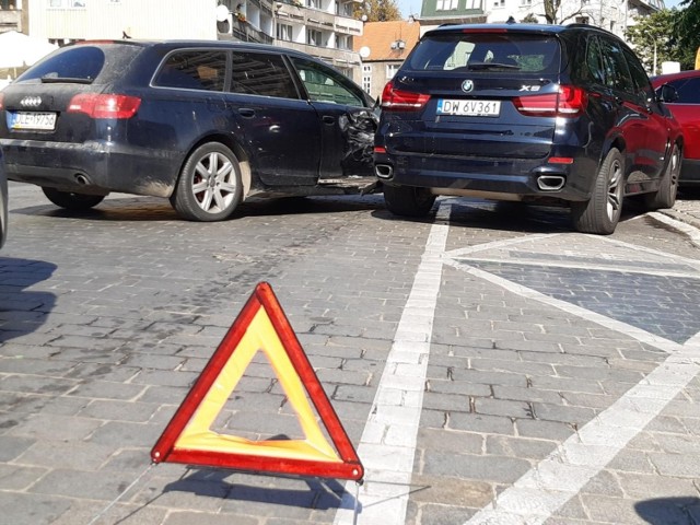 Jeszcze w tym roku kierowców czekają spore zmiany. Za wykroczenia i przestępstwa popełnione za kierownicą będą zdecydowanie wyższe kary. Mowa nie tylko o mandatach, ale też o konfiskacie auta. Ministerstwo Sprawiedliwości zapewnia, że prace nad tym projektem są już na finiszu. Nieoficjalnie mówi się też o nowym mandacie za stłuczki na parkingach.

Czytaj dalej. Przesuwaj zdjęcia w prawo - naciśnij strzałkę lub przycisk NASTĘPNE

POLECAMY RÓWNIEŻ:

Gigantyczne kary za łamanie przepisów drogowych! Nowa ustawa już przyjęta

Kujawsko-Pomorskie. Tanie samochody od komornika! Oto zdjęcia. SIERPIEŃ 2021