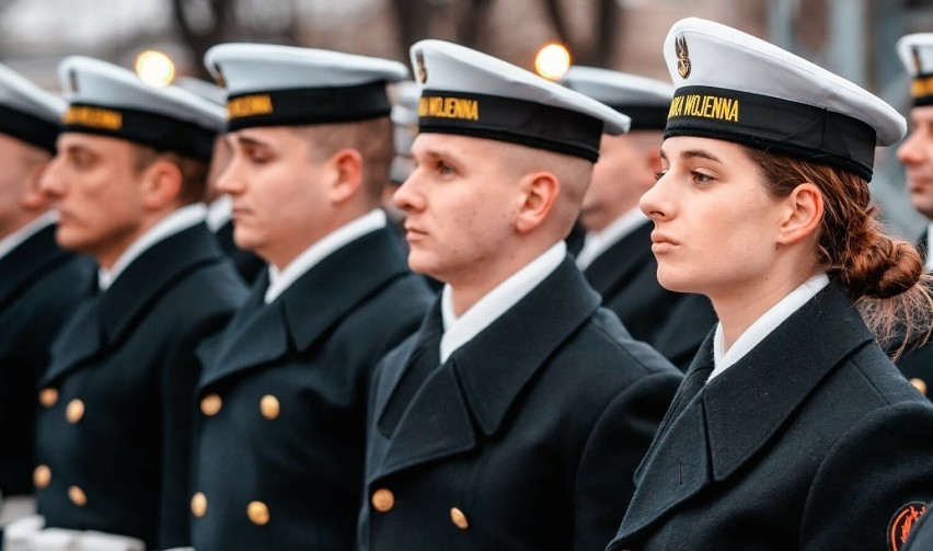 Nowi żołnierze Marynarki Wojennej RP złożyli przysięgę w Gdyni. Służbę wojskową rozpoczną aż 202 osoby