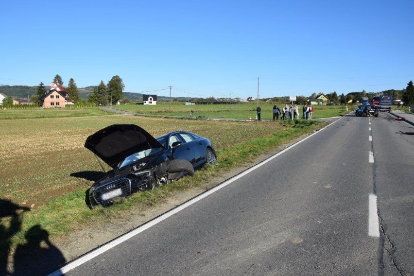 Wypadek w Kończyskach na drodze wojewódzkiej nr 980. Dwie osoby trafiły do szpitala. Policja ustala okoliczności zderzenia [ZDJECIA]