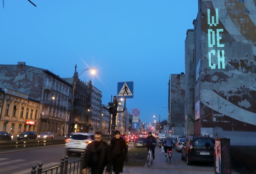 Nowy neon zajaśniał przy ul. Narutowicza w Łodzi