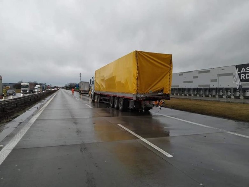 Wypadek na A4. Autostrada w kierunku Legnicy „stoi”! Zderzyły się trzy ciężarówki [ZDJĘCIA]