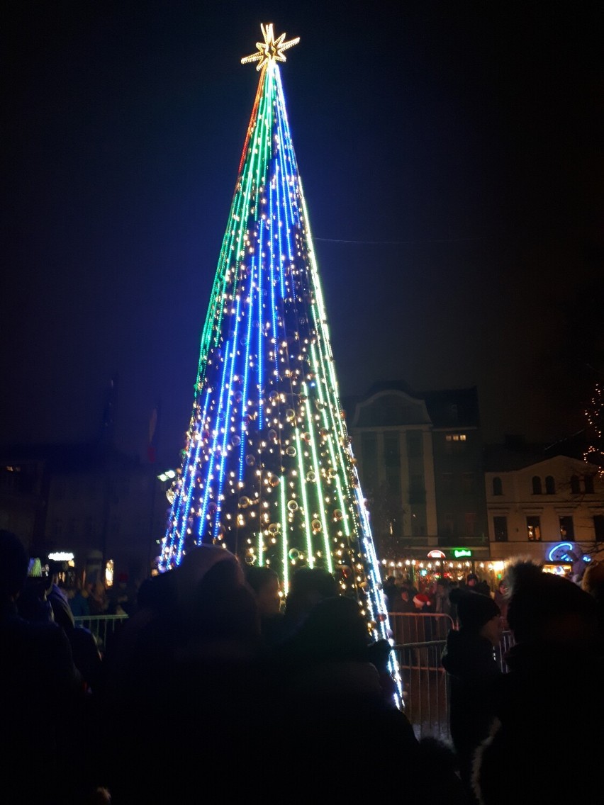 Uroczyste odpalenie iluminacji świątecznych na Rynku Miejskim w Ostrowie Wielkopolskim - 2021.