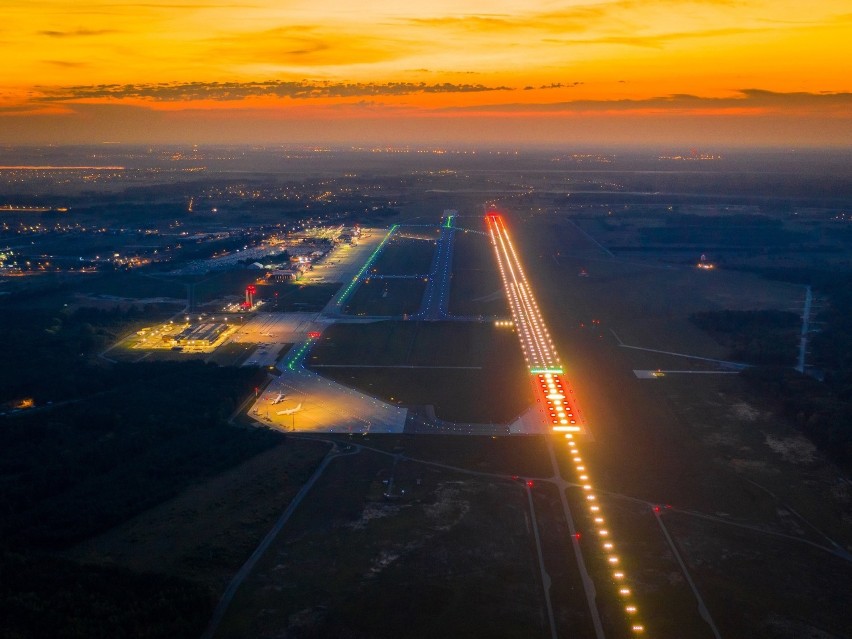 Droga startowa Katowice Airport, widok ze wschodu na zachód....