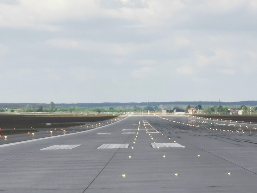Maj 2020, pusta droga startowa na lotnisku w Pyrzowicach. Tu...