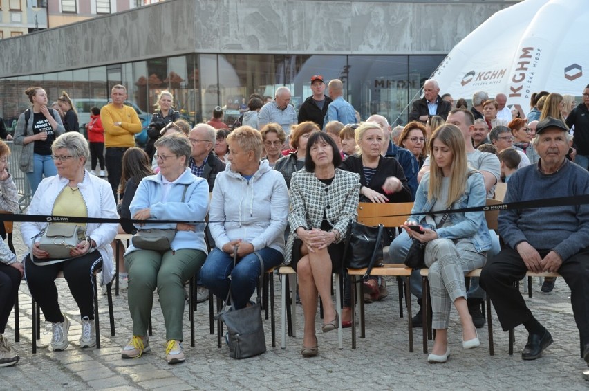 Hutniczy koncert na głogowskim Rynku z trójwymiarowym pokazem na murach teatru. Zdjęcia