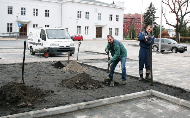 Waldemar Rudnik i Jarosław Kryszczak z firmy Magia Ogrodów wczoraj zaczęli upiększać teren parkingu. Posieją trawę i zasadzą krzewy oraz drzewa.