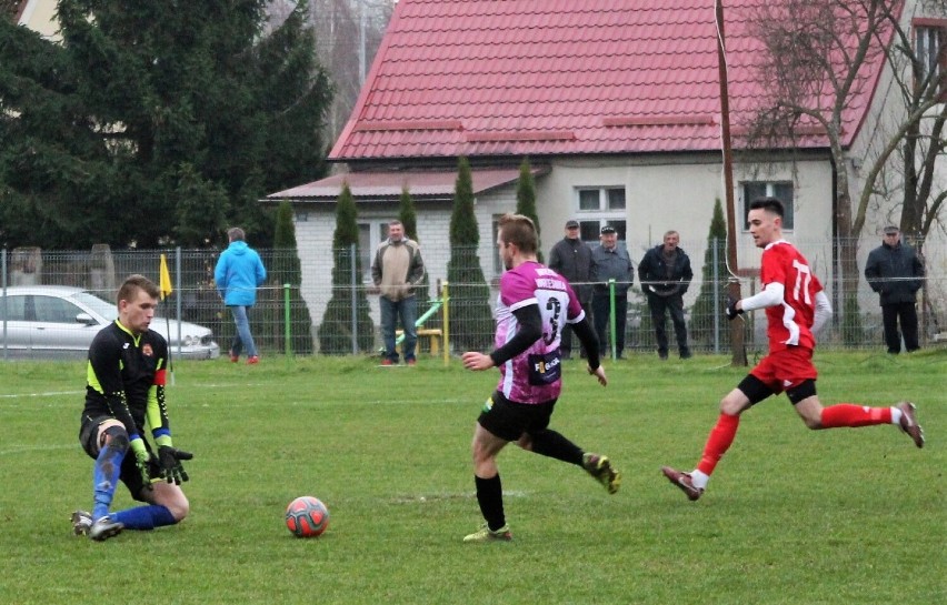 Wiekowianka grała w czerwonych strojach