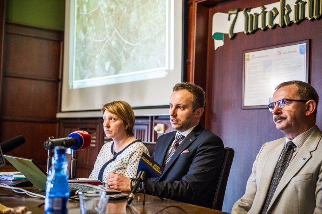 Planowana jest rozbiórka części Szarloty. Władze i mieszkańcy protestują. - Emisja pyłów, niszczenie dróg - wymieniają minusy planowanego przedsięwzięcia mieszkańcy.

ZOBACZ TEŻ: Polub nas na Facebooku i bądź na bieżąco z informacjami z Wodzisławia Śl. i okolic! [KLIKNIJ W LINK]