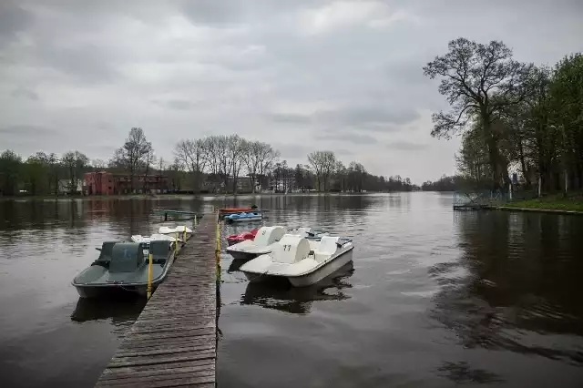 Udostępniony łodzianom sprzęt pływający stoi niewykorzystany. Pogoda nie dopisała.