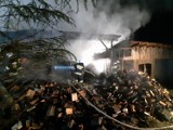 Ciężkowice. Kilkudziesięciu strażaków gasiło budynek gospodarczy. Zagrożony był pobliski las [ZDJĘCIA]