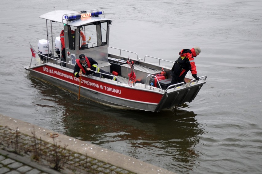 26.01.2015 TORUŃ POSZUKIWANIE AUTA, KTÓRE WPADŁO W NIEDZIELĘ...