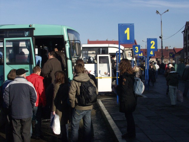 Ostatni autobus w kierunku Piwnicznej odjeżdża o godzinie 21.05. Następny jest dopiero pociąg po godzinie 5 rano.