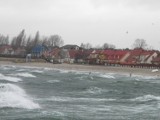 Półwysep Helski. Sztormowy wiatr uderzył z południa. Fale atakują port w Helu od strony Zatoki