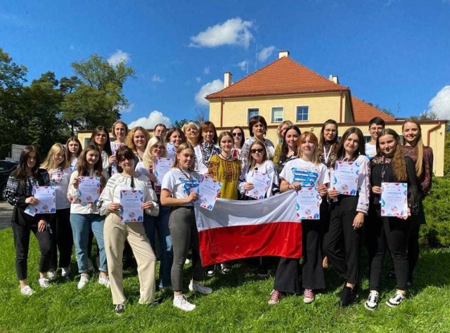 Młodzi ludzie z Polski i Ukrainy uczestniczyli w spotkaniach integracyjnych, uczyli się nawzajem piosenek i tańców regionalnych obu narodów.