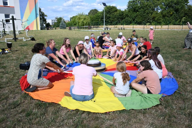 We wtorek 18 lipca przy świetlicy obok szkoły podstawowej w Brzeziu zorganizowany został przez Brzeskie Centrum Kultury i Historii Wahadło objazdowy dom kultury dla dzieci