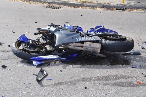 Motocyklista z obrażeniami ciała został zabrany do szpitala....