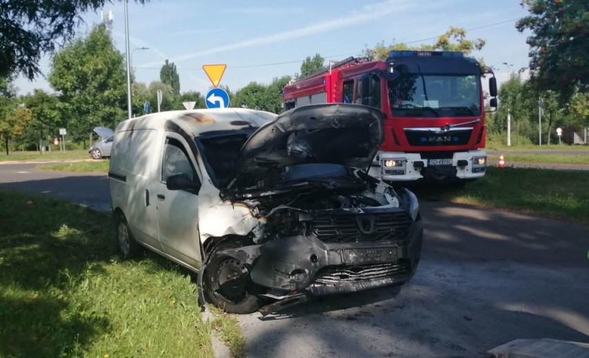 Wypadek w Dąbrowie Górniczej. Kobieta nie ustąpiła pierwszeństwa, dacia zaczęła płonąć