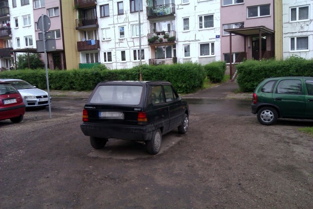 To auto zaparkowane na środku wjazdu na teren SM "Osada" w Sosnowcu przy ulicy Dalekiej. Ręce opadają... - pisze nasz Czytelnik Pan Mariusz.