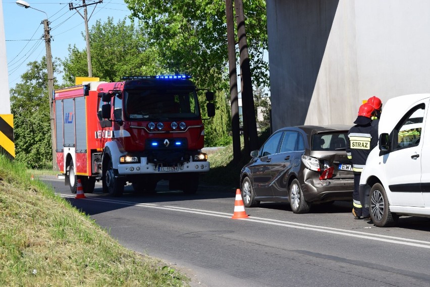 Utrudnienia na ul. Warszawskiej w Wieluniu. Przy wiadukcie zderzyły się auta